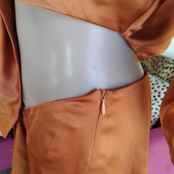 by Egreis 2 piece set. Heavy Satin material. Adjustable tie up crop top. NEW! - Picture 6 of 9